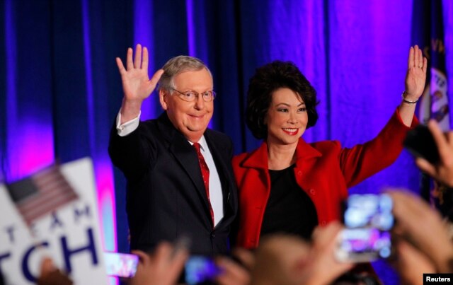 Ông Mitch McConnell và phu nhân, cựu Bộ trưởng Bộ Lao động Elaine Chao, vẫy tay chào các ủng hộ viên trong đêm diễn ra cuộc bầu cử giữa kỳ ở Louisville, Kentucky, 4/11/2014.