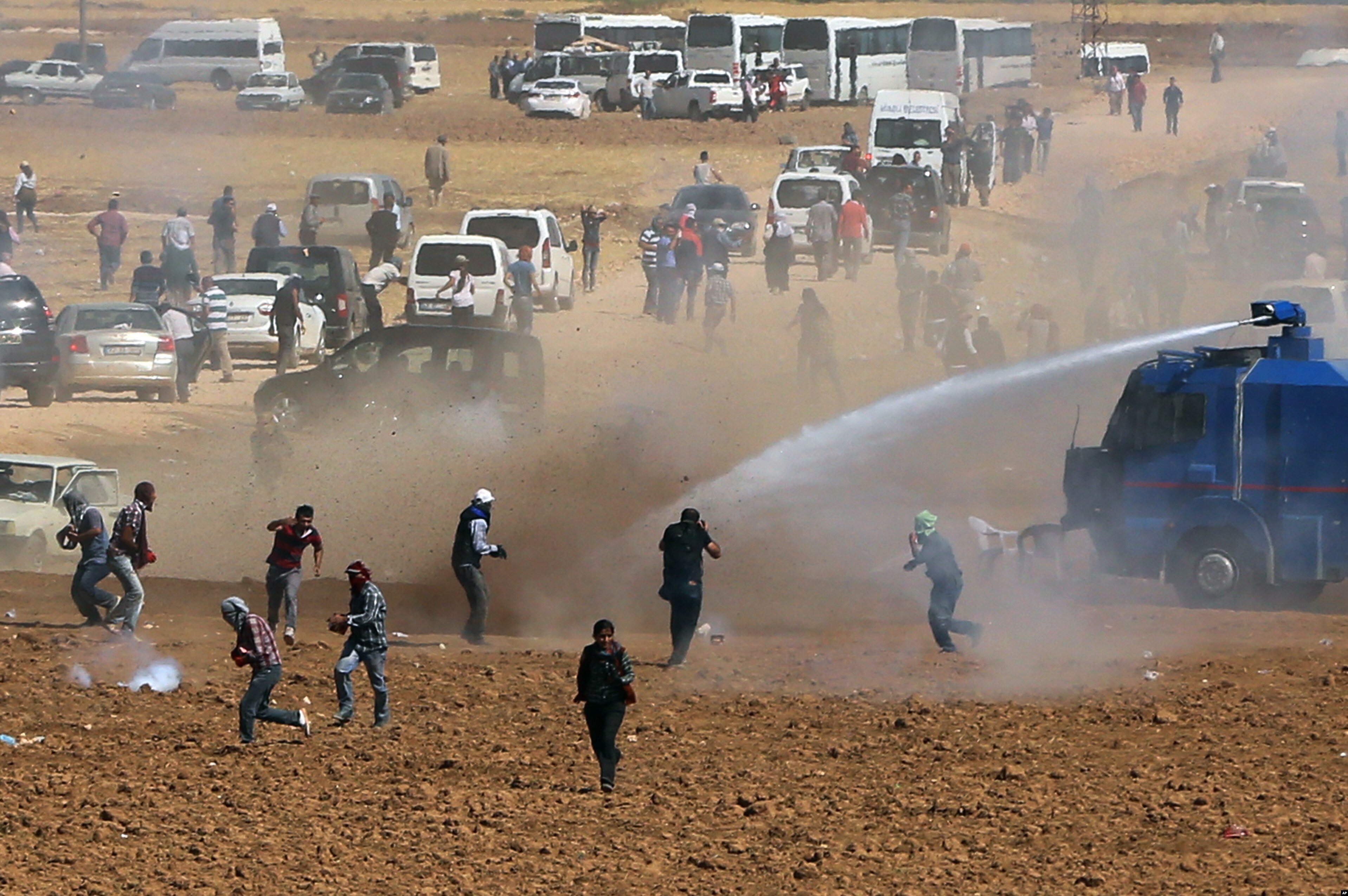 130,000 Syrian Kurds Flee to Turkey as IS Nears Border