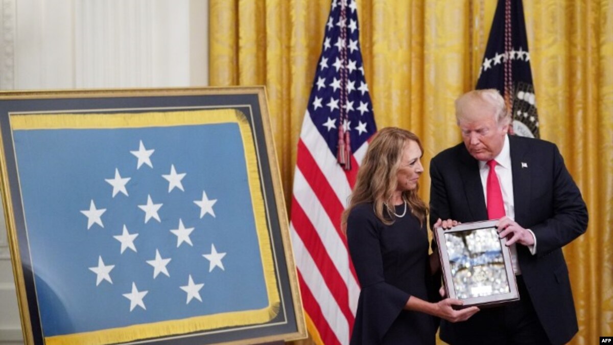 Trump entrega medalla de honor a sargento de la Fuerza Aérea