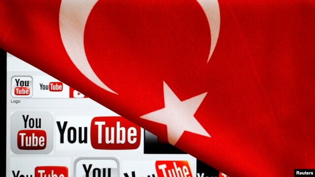 Logo của YouTube trên màn hình của một máy tính xách tay, ở Ankara, bị che một phần bởi quốc kỳ của Thổ Nhĩ Kỳ