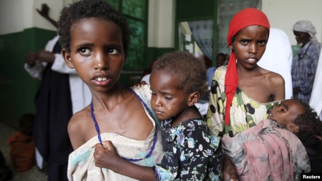 Somali girls carry their malnourished siblings in Banadir hospital, south of capital Mogadishu, August 28, 2011.