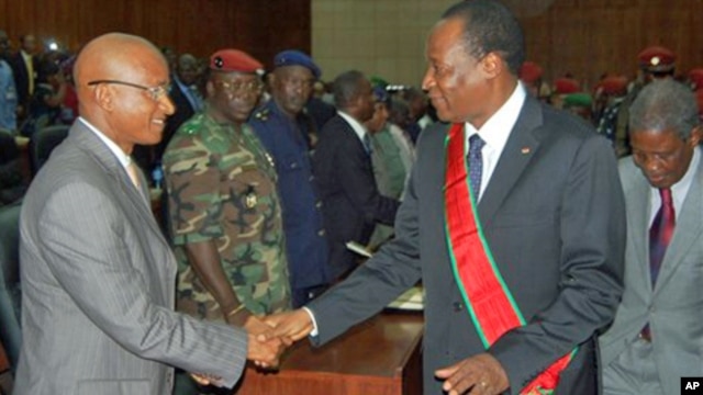 Burkina Faso President Blaise Compaore, right, greets Guinea presidential frontrunner Cellou Dalein Diallo, as he meets with members of the transitional government and presidential candidates at the People's Palace in Conakry, Guinea (file photo – 03 Aug.