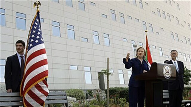 US Secretary of State Hillary Rodham Clinton, talks to staff of the U.S. embassy in Abu Dhabi, United Arab Emirates, Jan 10, 2011