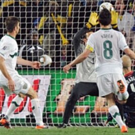 US midfielder Michael Bradley (R) scors a goal during their Group C first round 2010 World Cup football match at Ellis Park stadium in Johannesburg, 18 Jun 2010