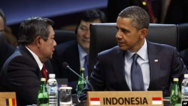 Indonesia's President Susilo Bambang Yudhoyono (L) speaks to President Barack Obama during the Nuclear Security Summit at the Convention and Exhibition Center in Seoul, March 27, 2012.
