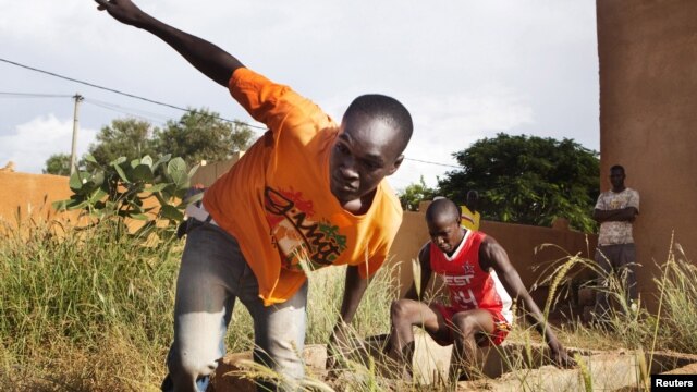 People attend a training session at the FLN movement (North Liberation Forces) camp in Sevare September 24, 2012. 