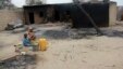 Seorang ibu dan anaknya duduk di luar rumah yang terbakar hangus akibat konflik antara pasukan Nigeria dan militan di Nigeria utara (foto; dok). 