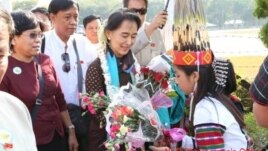 ခ်င္းျပည္နယ္ ကေလးၿမိဳ႕ ကိုေရာက္လာတဲ့ ေဒၚေအာင္ဆန္းစုၾကည္ကို ခ်င္းတိုင္းရင္းသားမ်ား ႀကိဳဆို။ (သတင္းမွတ္တမ္း၊ NLD Chairperson FB) 
