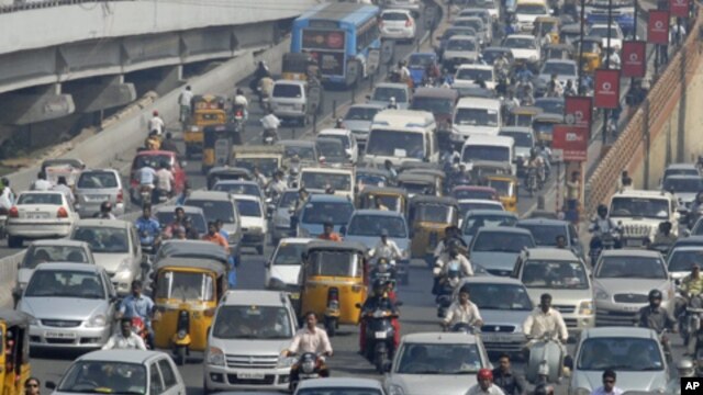 Vehicles move slowly during morning rush hour in the southern Indian city of Hyderabad (FILE).