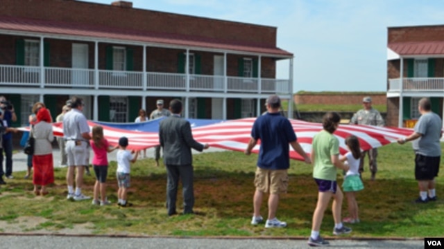 It’s all about the flag at Fort McHenry in Maryland, where every day visitors unfold a large “star-spangled banner” as they listen to the story behind the US national anthem. (S. Logue/VOA)