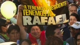 Una seguidora del presidente Rafael Correa sostiene un cartel en  Ambato. La campaña política termina hoy.
