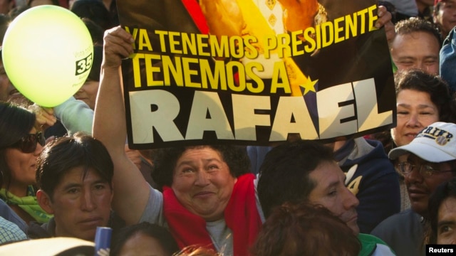Una seguidora del presidente Rafael Correa sostiene un cartel en  Ambato. La campaña política termina hoy.