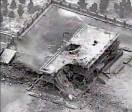 Hình ảnh từ một video do cơ quan Chỉ huy Trung ương Hoa Kỳ cung cấp cho thấy một tòa nhà tại một cứ điểm của IS gần thị trấn Ar Raqqah, Syria, bị phá hủy, sau một trận không kích nhắm vào các mục tiêu Nhà nước Hồi giáo, 23/9/2014.
