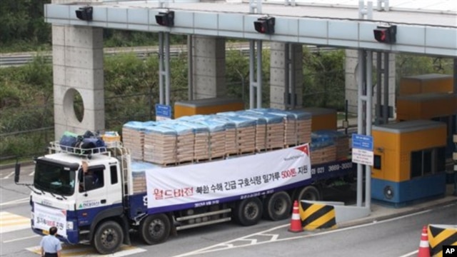 지난 9월 한국의 국제 구호단체의 대북 수해지원 물자를 수송하는 차량. (자료사진)