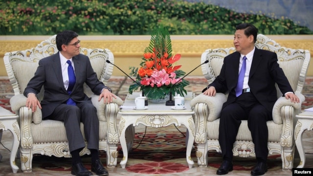 美国财政部长杰克•卢2013年3月19日在人民大会堂同中国国家主席习近平举行会谈时，跟中国国家主席习近平谈话。
