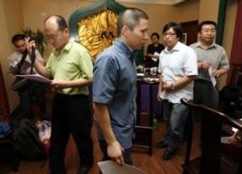 许志永（前排左二）2009年7月资料照）