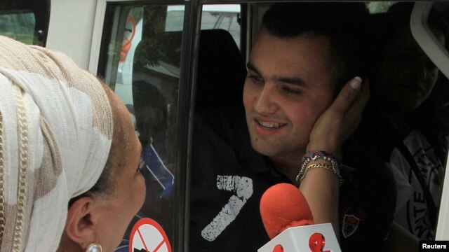 La ex congresista Piedad Córdoba saluda al policía Víctor González uno de los liberados por la guerrilla. 