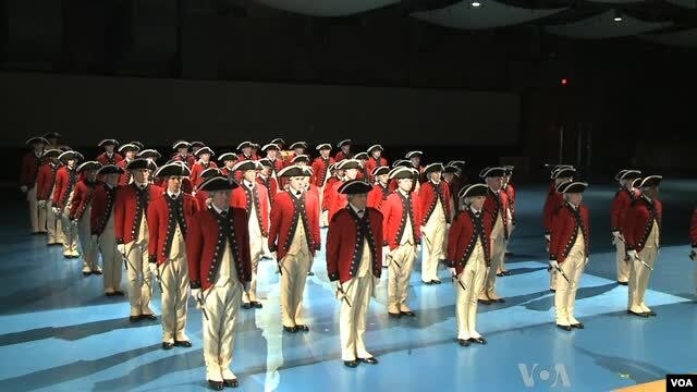 Drum band Angkatan Laut Amerika yang akan membuka upacara pelantikan Presiden Obama melakukan latihan di Washington DC (foto: dok). 