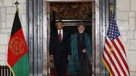 El presidente Obama y el presidente de Afganistán, Hamid Karzai poco antes de la firma del acuerdo estatégico en Kabul, Afganistán.