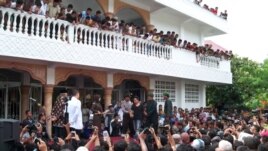 Para petugas bersiap melaksanakan ekseskusi cambuk terhadap para pelanggar syariah di Banda Aceh, 19 September 2014 (Foto: VOA/Budi Nahaba)