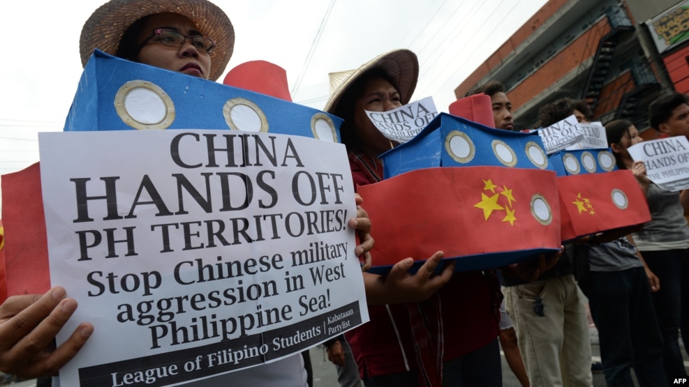 Sinh viên Philippines cầm mô hình tàu hải giám của Trung Quốc trong một cuộc biểu tình ở Manila, ngày 3 tháng 3 năm 2016, 