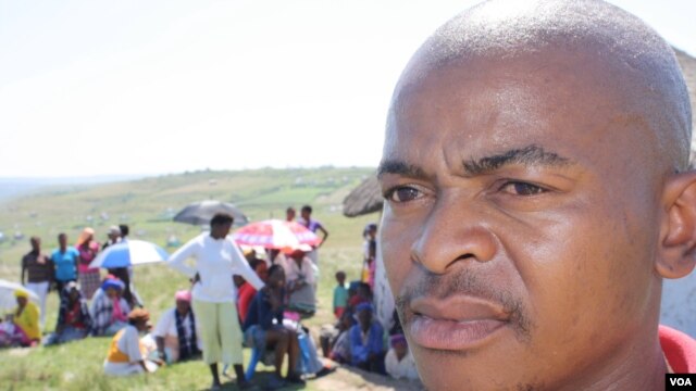 The manager of the test center at Bulungula, Sityhilelo Mandlingana, surveys the queues of people waiting to be tested for HIV (D. Taylor/VOA)