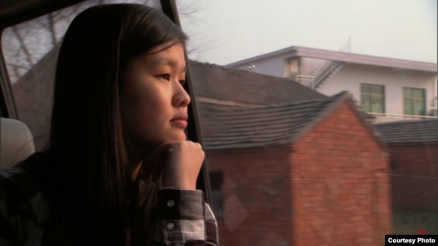 纪录片《中间地带》四名中心人物之一，被美国父母领养的中国女孩黑莉・巴特勒。    