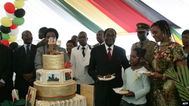 Rais wa Zimbabwe Robert Mugabe akisherehekea siku ya kuzaliwa kwake 