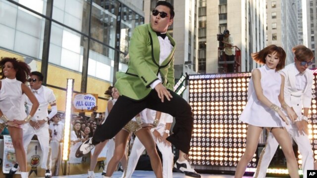 Ca sĩ nhạc rap Psy biểu diễn ca khúc ăn khách ‘Gangnam Style,’ thuộc dòng nhạc K-pop, trong chương trình ‘Today show’ của đài truyền hình NBC ở New York, Mỹ