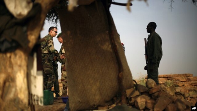 French soldiers and their Malian counterparts at an observation post outside Sevare, some 620 kms (400 miles) north of Bamako, Jan. 24, 2013.  
