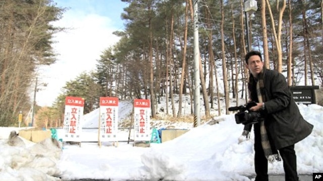 VOA correspondent Steve Herman videotaping on the perimeter of the 20km radiation exclusion zone in Fukushima prefecture, Kawauchi Japan, March 6, 2012.