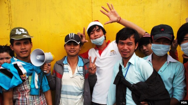 Striking garment factory workers outside the Great Union garment factory in Phnom Penh, Dec. 25, 2013. (Robert Carmichael for VOA) 