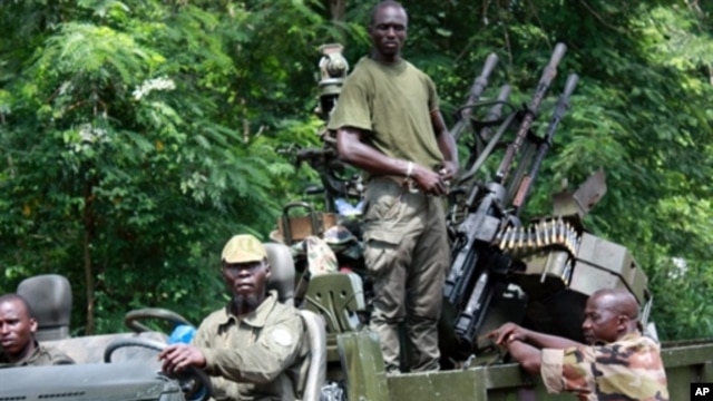 Members of Pro-Ouattara forces hold their weapons on March 29, 2011 in Duekoue, in western Ivory Coast