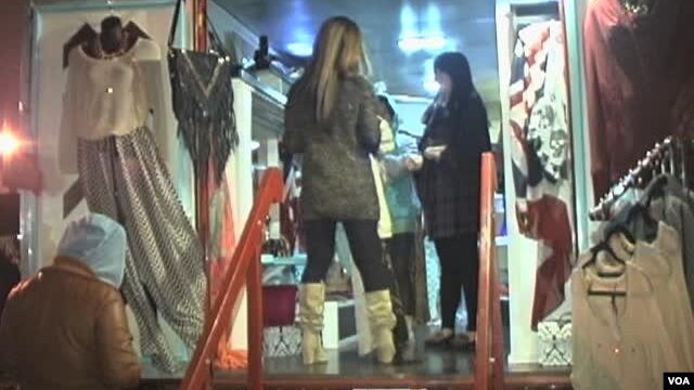 The fashion truck trend is gaining popularity in cities across the country, including Los Angeles. (VOA / E. Lee)