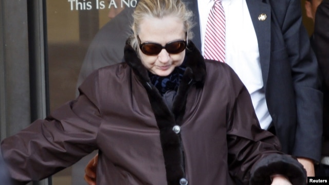 La secretaria de Estado Hillary Clinton sale del hospital, luego de varios días internada. Regresa a su trabajo la próxima semana.