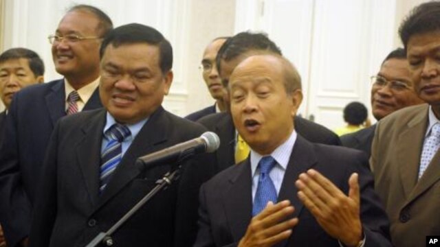 Funcinpec’s secretary-general Nhiek Bunh Chhay, left, standing along side with Prince Norodom Ranariddh, file photo. 