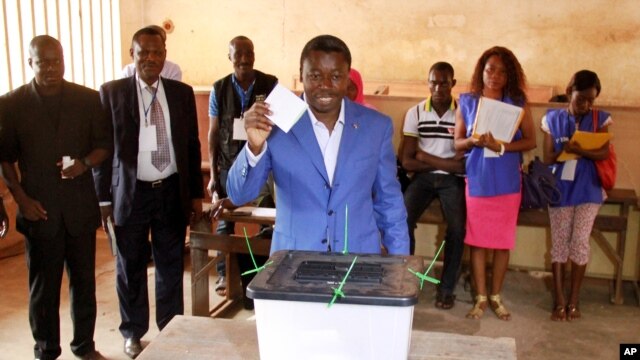Incumbent presidential candidate Faure Gnassingbe casts his ballot in Lome April 25, 2015.