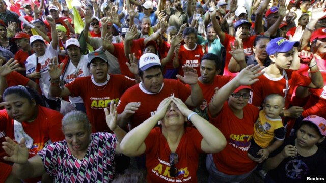 Miles de seguidores de Chávez se concentraron en plazas públicas del país en cadenas de oración. Aquí en la Plaza de Bolívar, Caracas. 