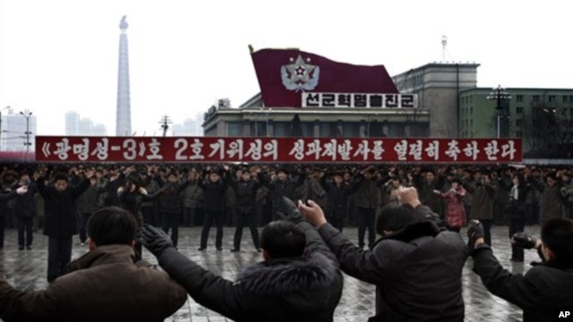 지난 14일 평양에서 장거리 로켓 발사를 축하하는 주민들.