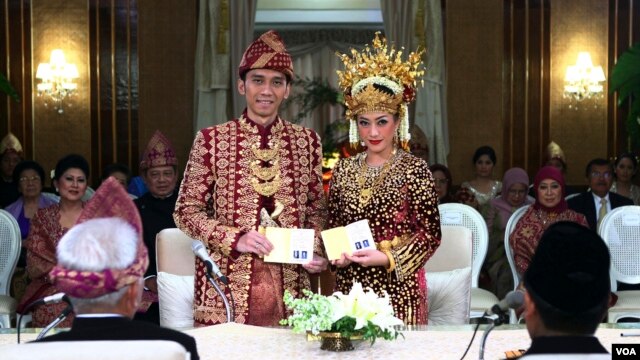 Edhie Baskoro Yudhoyono, anak bungsu Presiden Susilo Bambang Yudhoyono, saat menikah dengan Siti Rubi Aliya, putri kedua Menteri Koordinator Bidang Perekonomian Hatta Rajasa, 2011 lalu. (Foto: Dok)