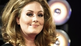 Singer Adele poses on arrival at the 2011 MTV Video Music Awards in Los Angeles, August 28, 2011.