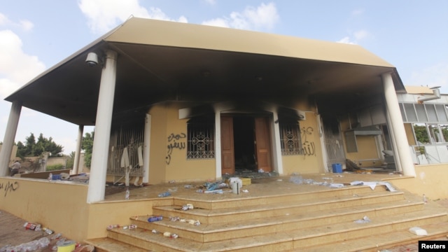 Suasana di luar Konsulat AS di Benghazi, sehari pasca serangan yang menewaskan empat warga AS, termasuk Dubes Chris Stephens, 11 September 2012 (Foto: dok). FBI dikabarkan tengah menginterogasi Ali Harzi, satu-satunya orang yang diketahui sebagai tersangka pelaku serangan ini.