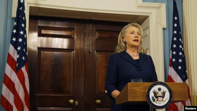 La secretaria de Estado de EE.UU., Hillary Clinton, ofreció una rueda de prensa expresando sus condolencias por el ataque en Libia.