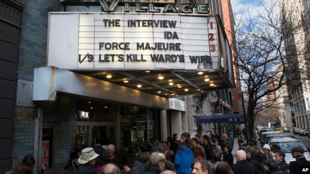 Người dân xếp hàng mua vé xem phim 'The Interview' tại rạp Cinema Village ở New York, 25/12/2014.