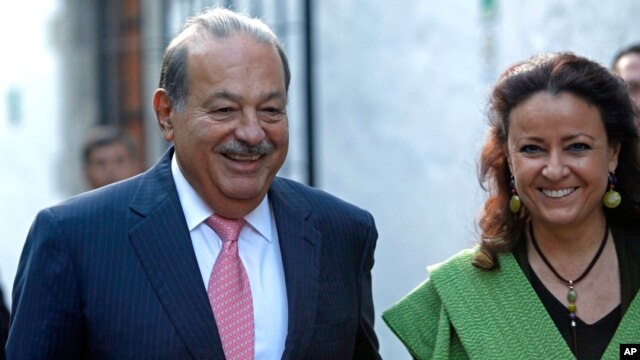 Tỷ phú Carlos Slim (trái) 73 tuổi