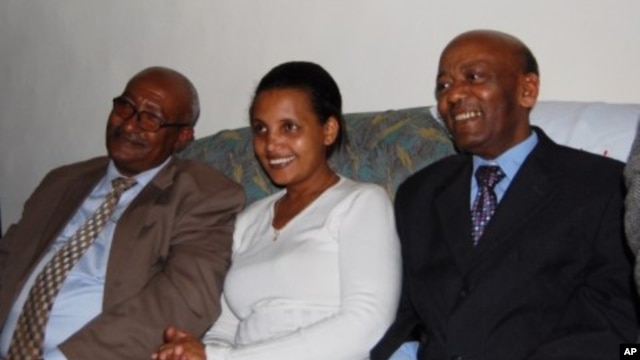 Ethiopian opposition leader Birtukan Mideksa (C) sits with former Ethiopian president Negasso Gidada (R) at her home in Addis Ababa after she was released from jail by Ethiopian authorities. (File Photo)