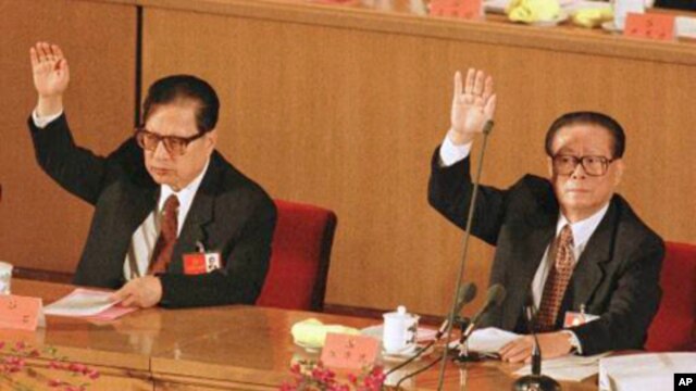 图为退居二线的乔石1997年9月18日与时任中国最高领导人江泽民在中共十五大上