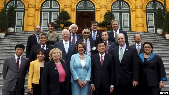 Bà Nancy Pelosi, thủ lãnh Đảng Dân chủ tại Hạ viện Mỹ (hàng đầu, giữa) và Chủ tịch nước Việt Nam (thứ ba từ phải sang) chụp hình với các đại diện và giới chức Hoa Kỳ sau cuộc họp tại Hà Nội, 31/3/2015.