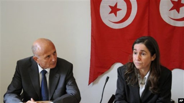 General secretary of the Tunisian PDP opposition party Maya Jeridi, right, and opposition leader and lawyer Ahmed Nejib Chebbi, left, attend a press conference, in Tunis, January 05, 2011