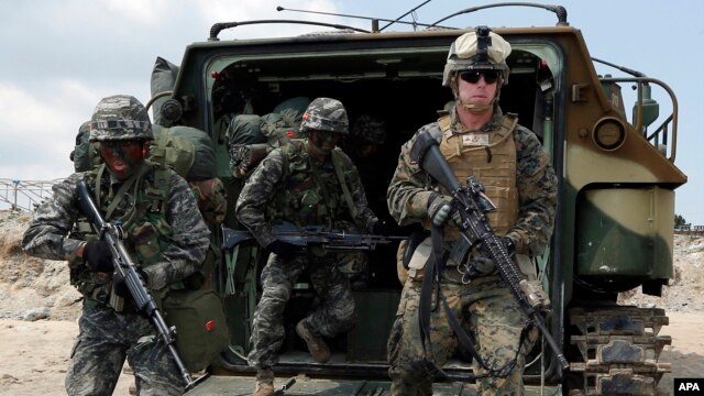 Binh sĩ Thủy quân lục chiến Hàn Quốc và Mỹ trong cuộc tập trận tấn công đổ bộ ở Pohang, phía nam Seoul, tháng 4/2013.